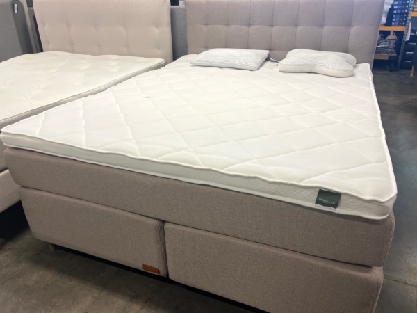 Kontinental 160x200 cm med gavl Master Bed