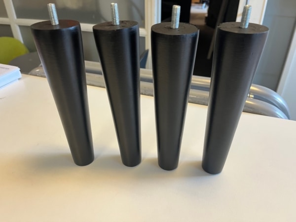 Sort egetræ 19 cm høj Sengeben