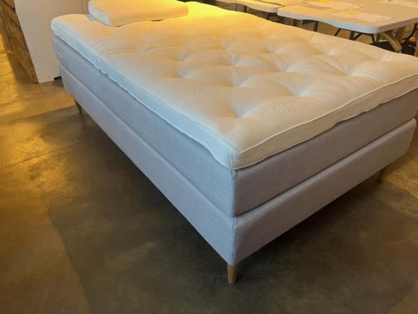 med 9 cm. tyk lukus latex topmadras 120 x 200 Kontinental Lysegrå
